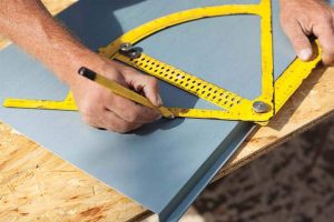 roofer-working-protractor-metal-sheet-close-up-to-make-markings-32318122